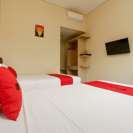 RedDoorz Plus near Sangkareang Park Mataram Exterior foto
