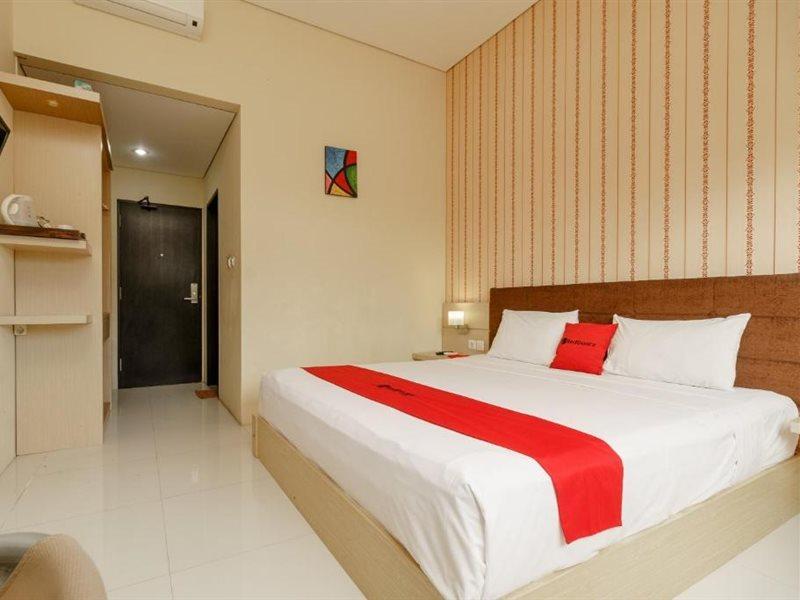 RedDoorz Plus near Sangkareang Park Mataram Exterior foto
