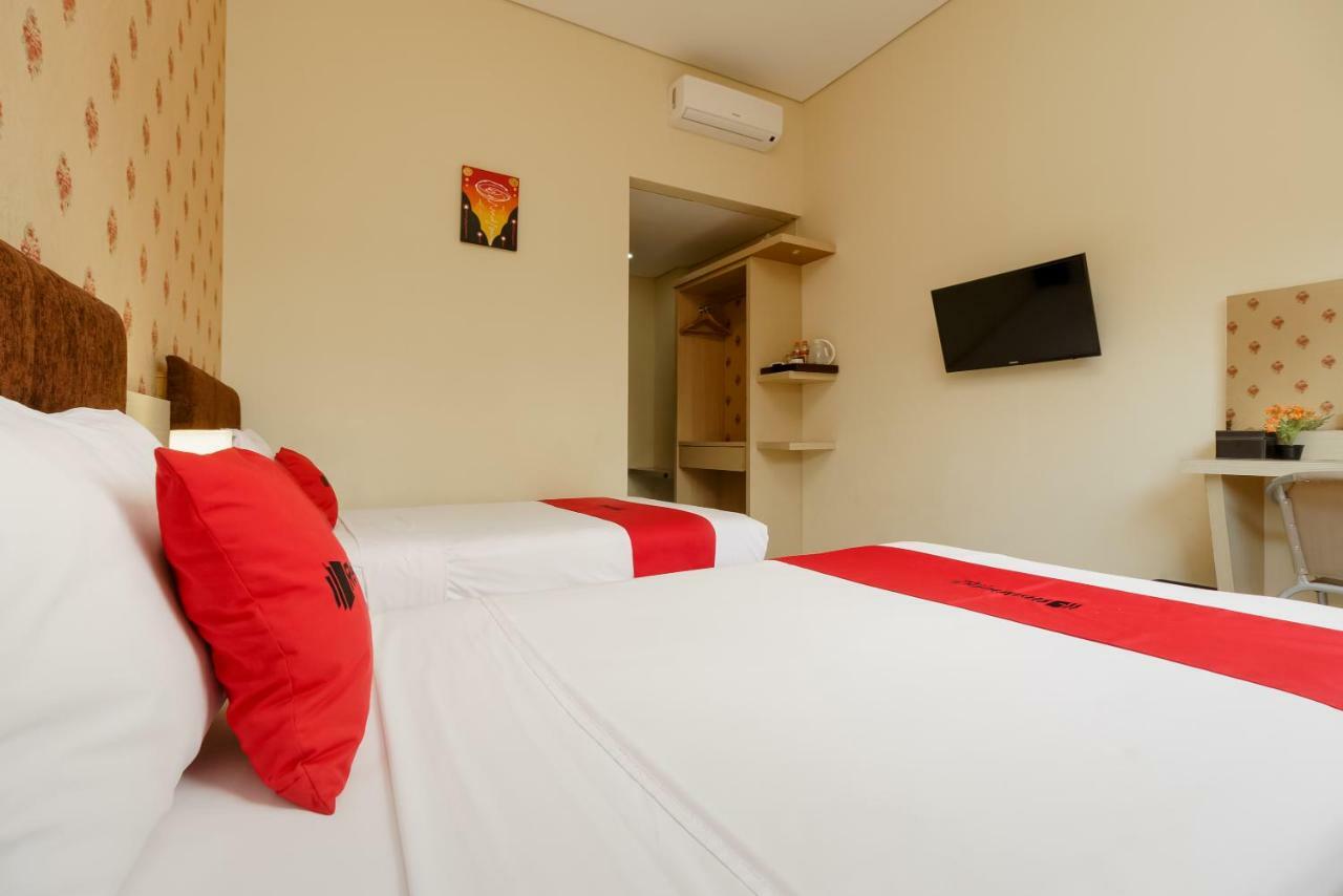 RedDoorz Plus near Sangkareang Park Mataram Exterior foto