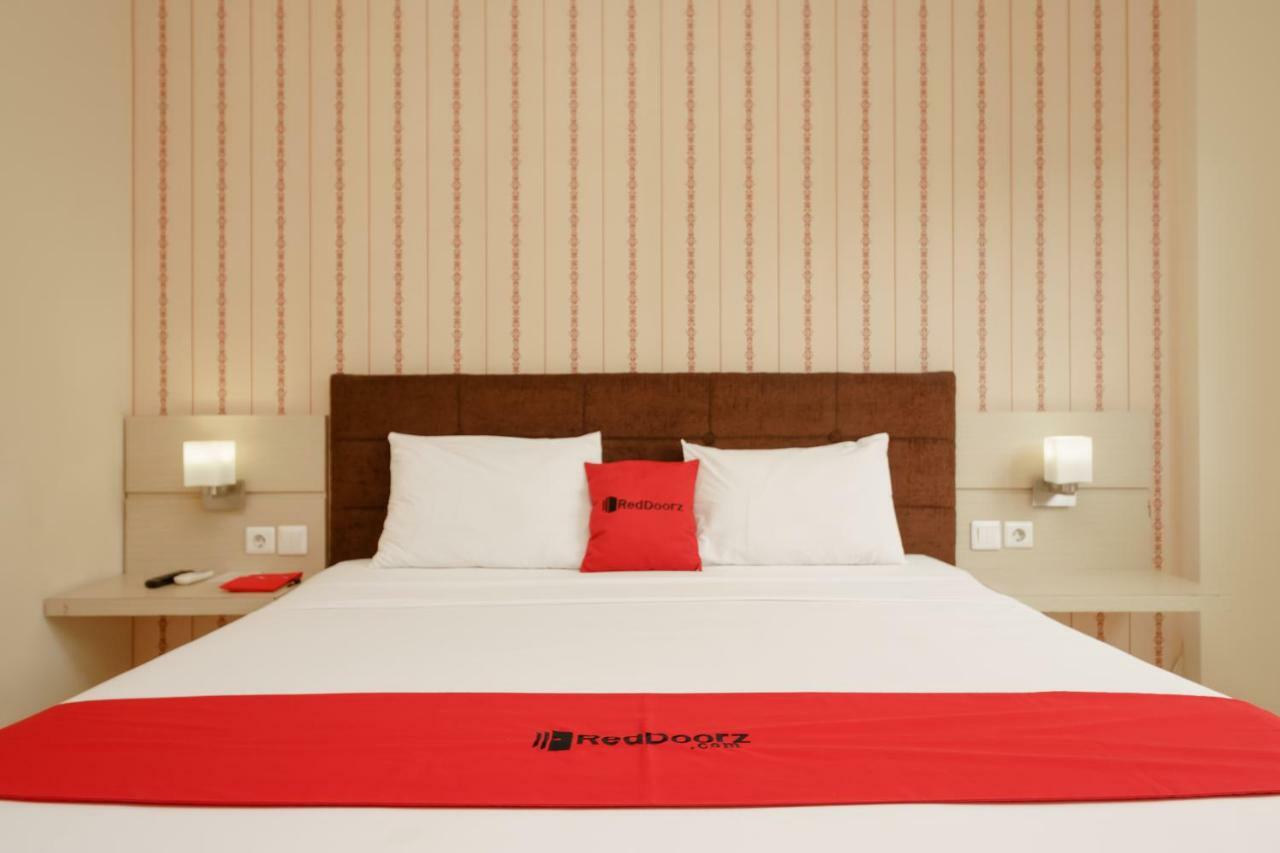 RedDoorz Plus near Sangkareang Park Mataram Exterior foto
